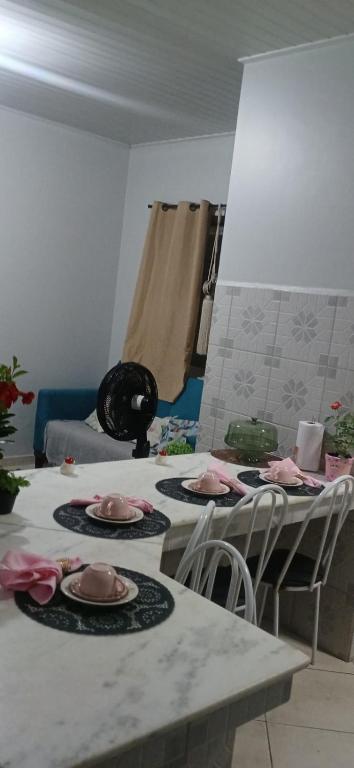 a room with a table with plates on it at Apartamento mobiliado no centro, Siqueira Campos, in Santarém