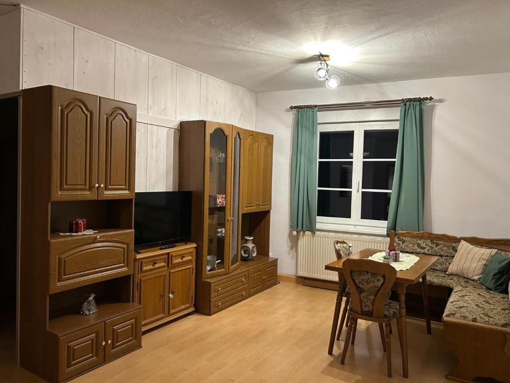TV a/nebo společenská místnost v ubytování Adler 3