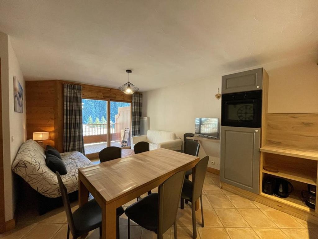 un salon avec une table de salle à manger et une cuisine dans l'établissement Appartement familial 6 pers. avec piscine, balcon et parking à Crest-Voland - FR-1-733-127, à Crest-Voland