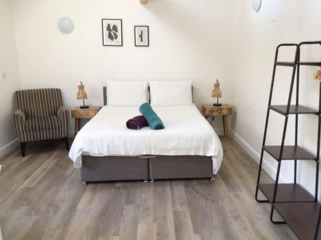 Un dormitorio con una cama con una almohada verde. en 8 Ashbrook Mews, en Blewbury