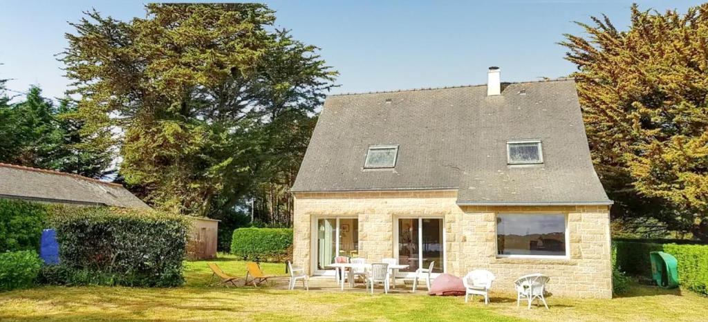 une petite maison en briques avec une table et des chaises dans l'établissement Maison accueillante avec vue sur la mer à Saint-Philibert, à Saint-Philibert