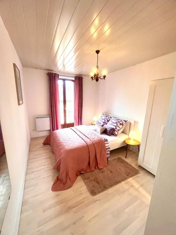 une chambre avec un lit et un lustre dans l'établissement Appartement en plein centre-ville Gare Darcy, à Dijon
