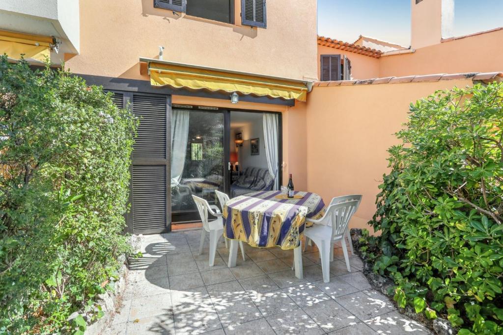 une table et des chaises assises sur une terrasse dans l'établissement Maison confortable près des plages de Saint-Raphaël, à Saint-Raphaël