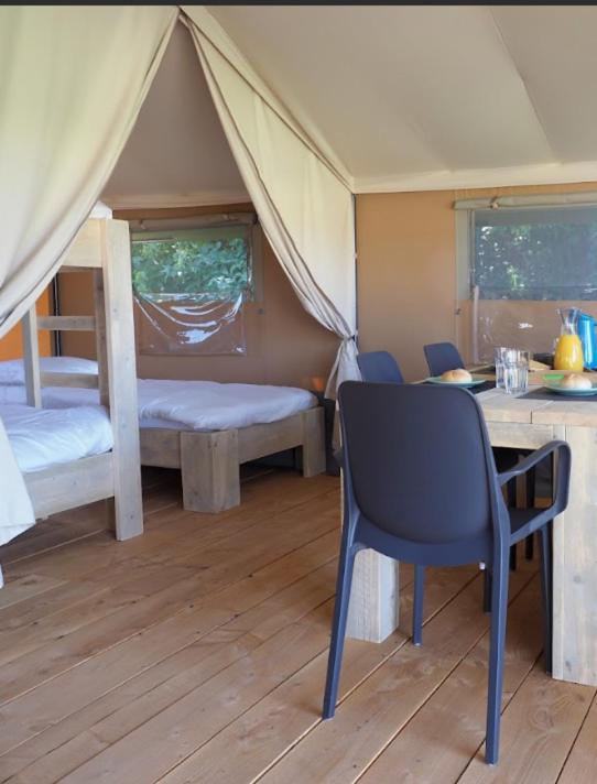 Postel nebo postele na pokoji v ubytování Camping La Grappe Fleurie