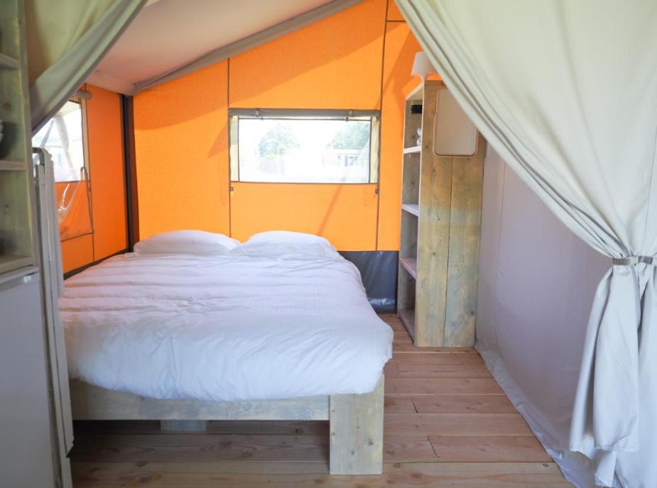 Postel nebo postele na pokoji v ubytování Camping La Grappe Fleurie