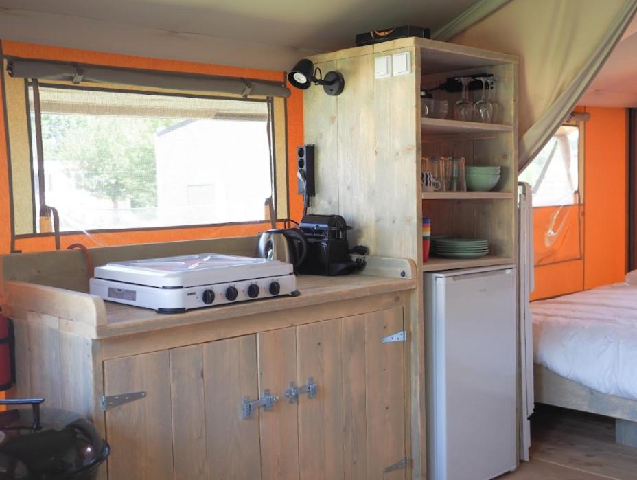 Kuchyň nebo kuchyňský kout v ubytování Camping La Grappe Fleurie
