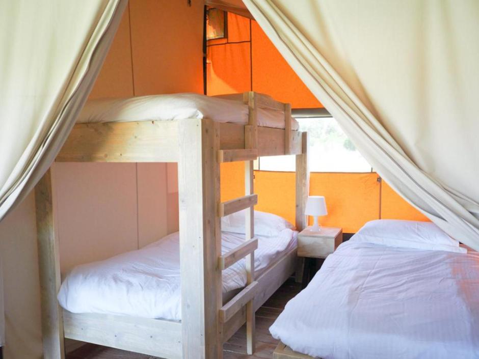 Postel nebo postele na pokoji v ubytování Camping La Grappe Fleurie