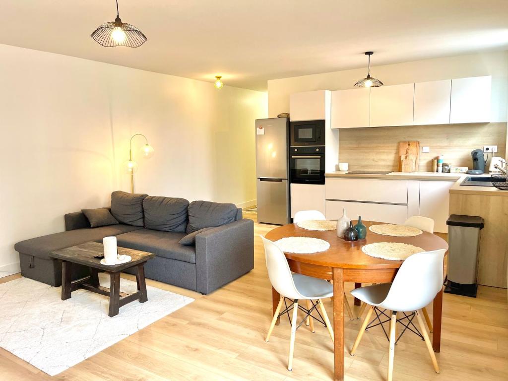 un salon avec un canapé et une table dans l'établissement La Suite Côté Loire, à Orléans