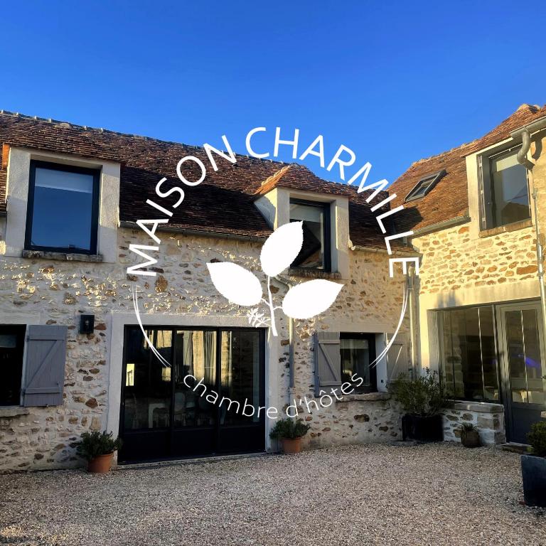 un bâtiment avec une enseigne sur la façade dans l'établissement Maison Charmille, à Féricy