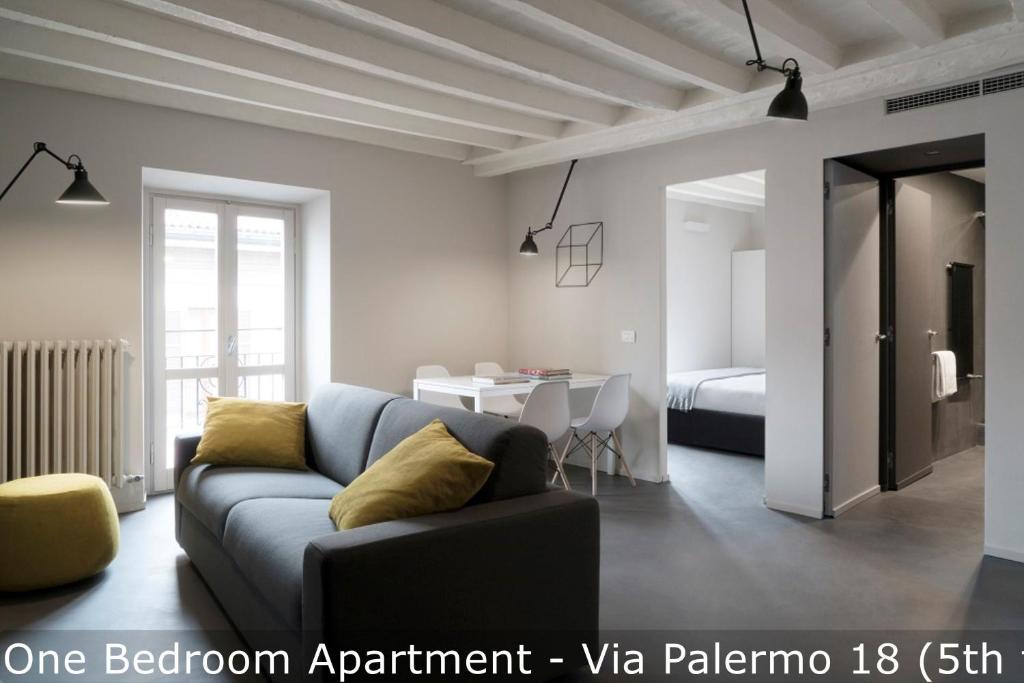 salon z kanapą i sypialnią w obiekcie Brera Apartments w Mediolanie