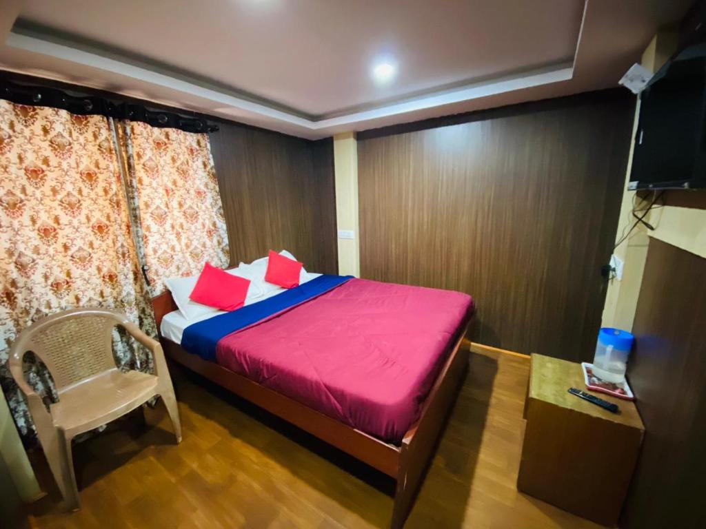 Postel nebo postele na pokoji v ubytování Mananyaa Residency