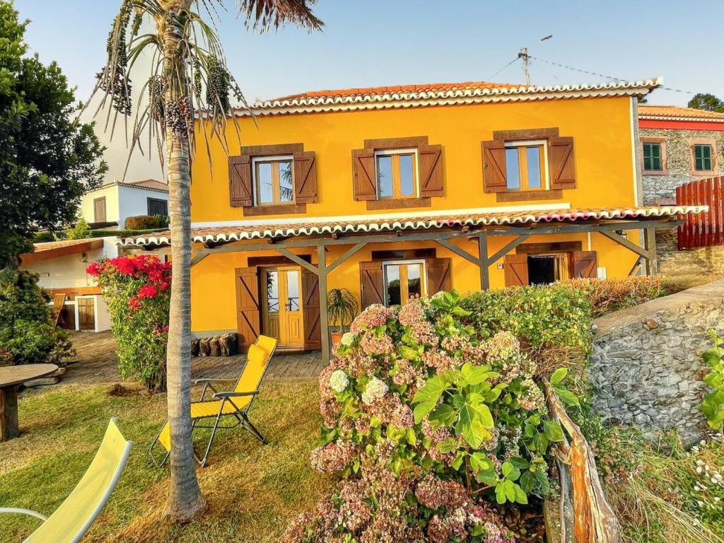 Κήπος έξω από το Sea-view house in Fajã da Ovelha with garden and terrace