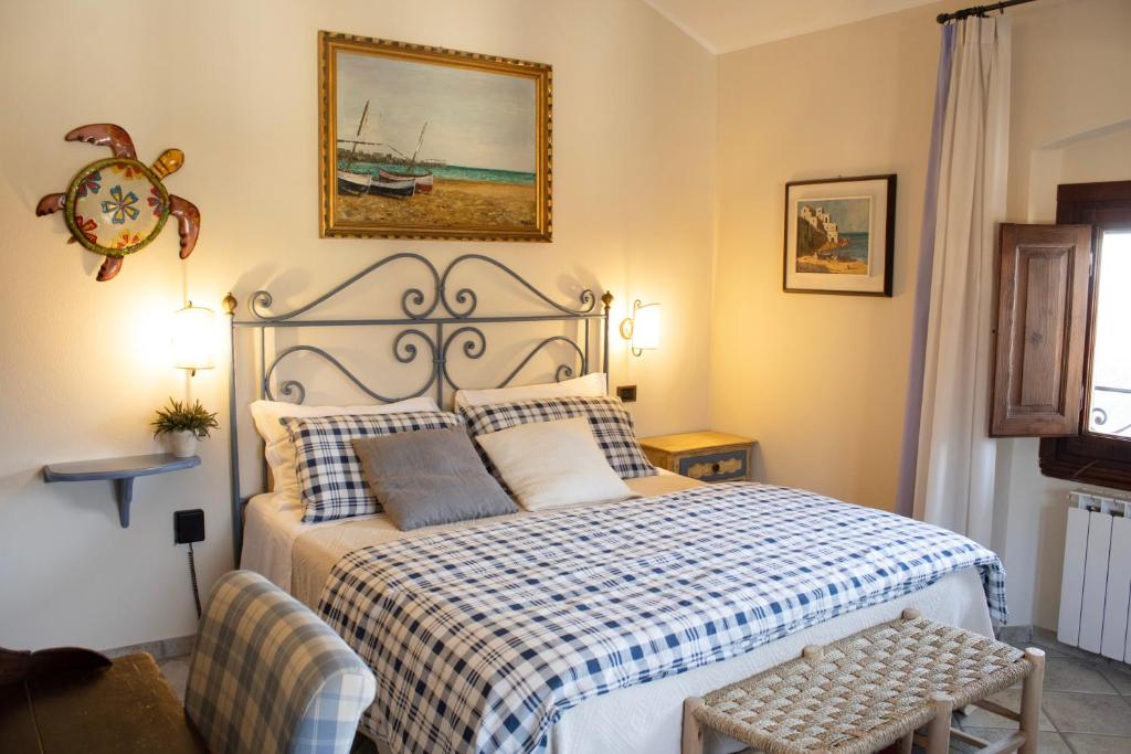 a bedroom with a bed with a checkered blanket at Boutique Hotel Fox's Inn in San Giustino Valdarno