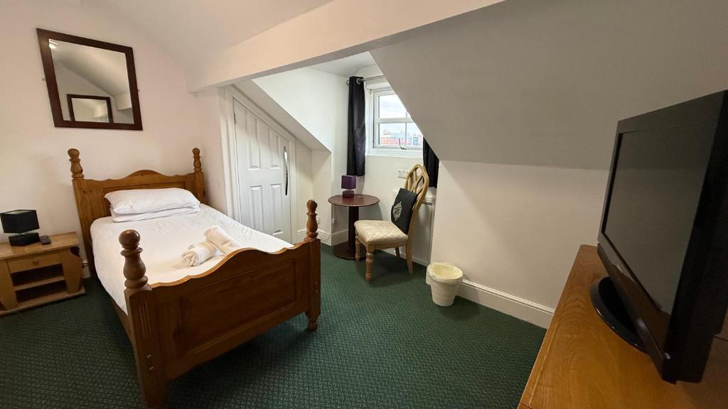 Hotel 119 - Single Room With Shared Bathroom