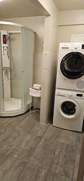 Koupelna v ubytování Kviholmi Premium Apartments