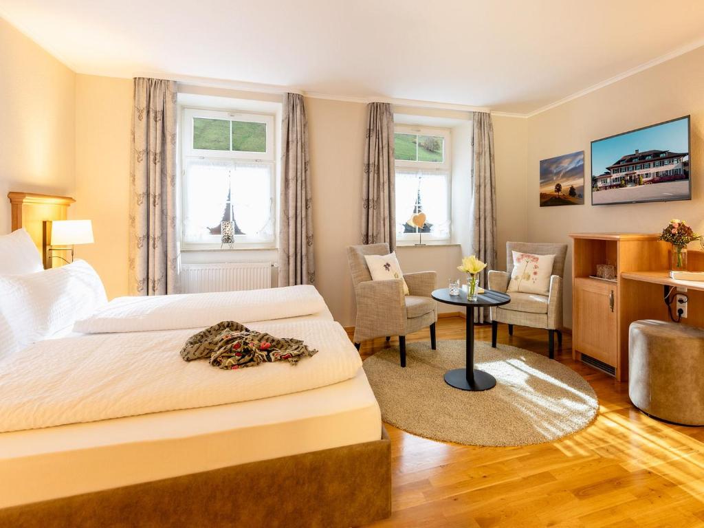 Postel nebo postele na pokoji v ubytování Hotel & Restaurant Gasthof Belchenblick