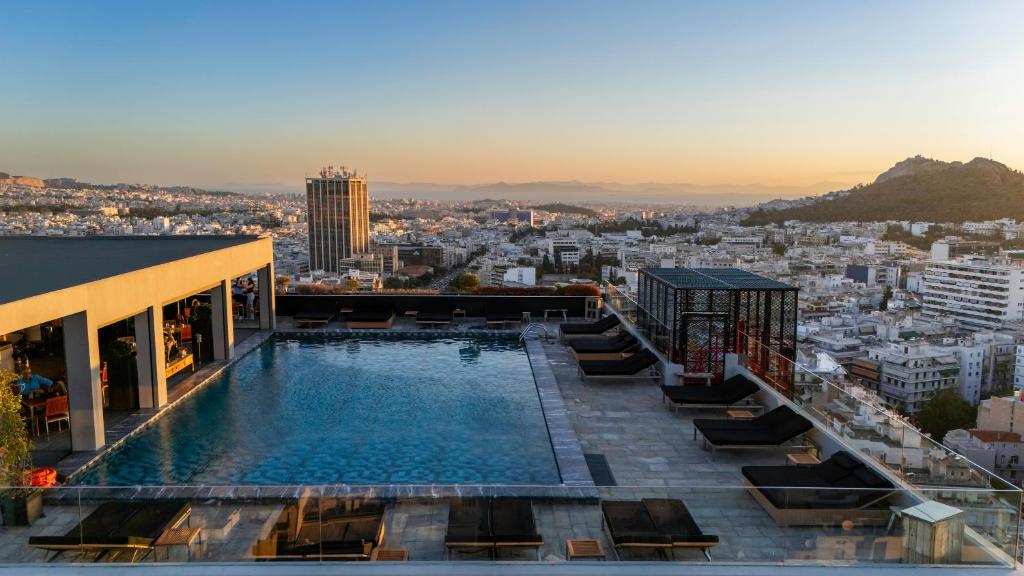 Bazén v ubytování President Hotel Athens nebo v jeho okolí