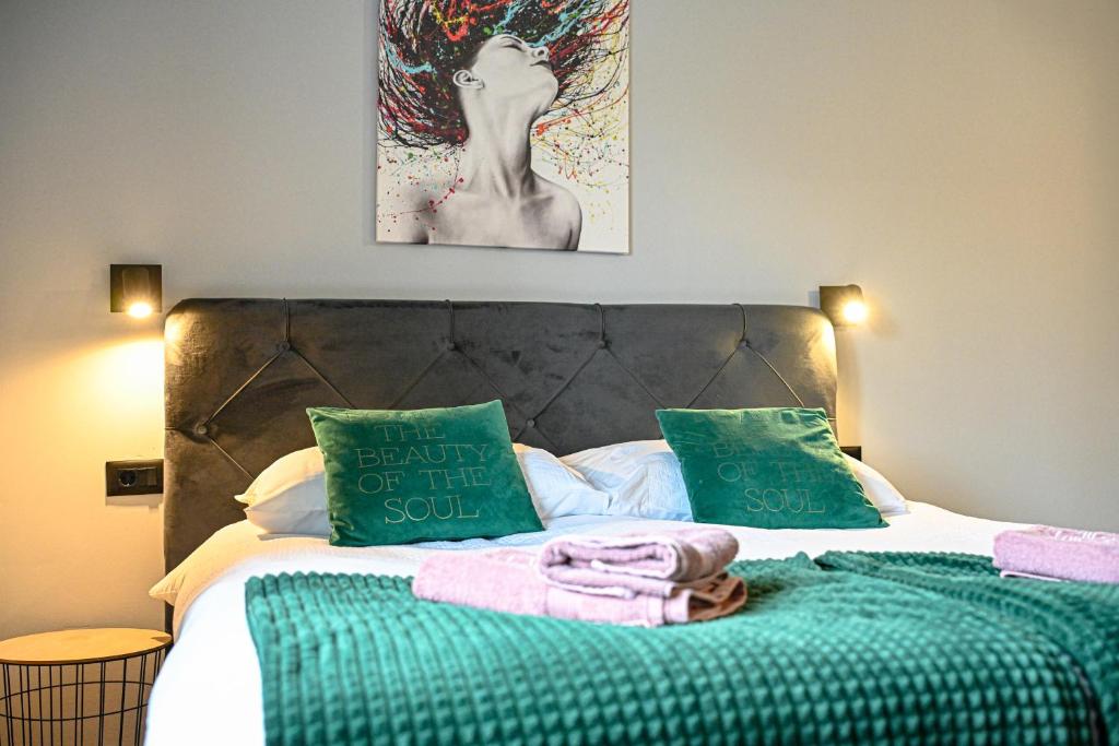 Postel nebo postele na pokoji v ubytování Solemar Luxury Rooms Free Parking