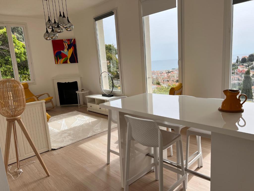 une cuisine et un salon avec une table et des chaises dans l'établissement Petit paradis perché au coeur de Nice, à Nice