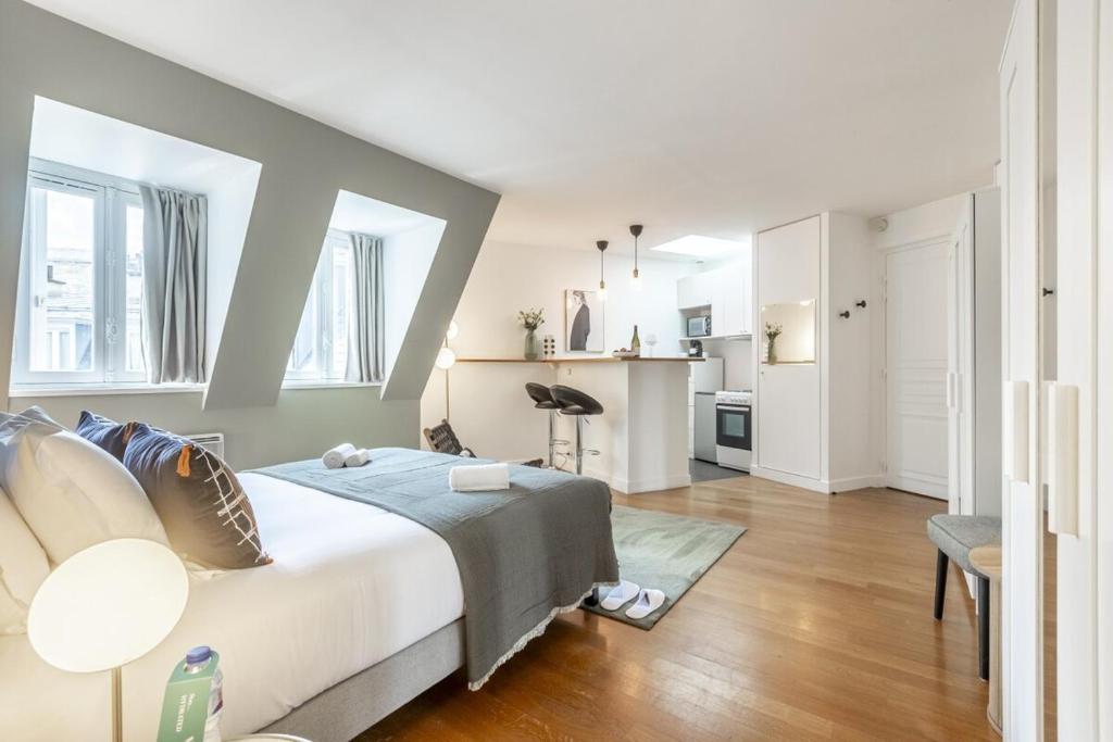 une chambre avec un grand lit et une cuisine dans l'établissement Hoche - Studio - 2 people, à Paris