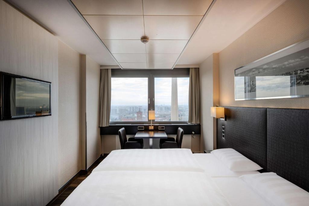 Letto o letti in una camera di Park Inn by Radisson Berlin Alexanderplatz