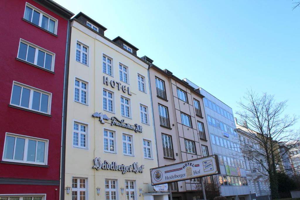 ein Gebäude mit einem Straßenschild davor in der Unterkunft Hotel Heidelberger Hof in Düsseldorf