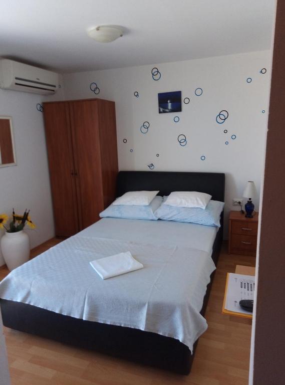 Posteľ alebo postele v izbe v ubytovaní Apartment in Privlaka with sea view, terrace, air conditioning, WiFi 3591-2