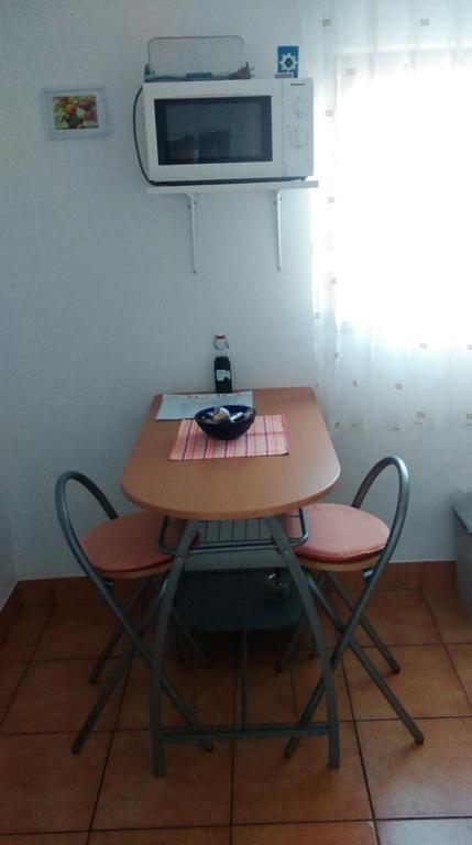 Kuchyňa alebo kuchynka v ubytovaní Apartment in Privlaka with sea view, terrace, air conditioning, WiFi 3591-2