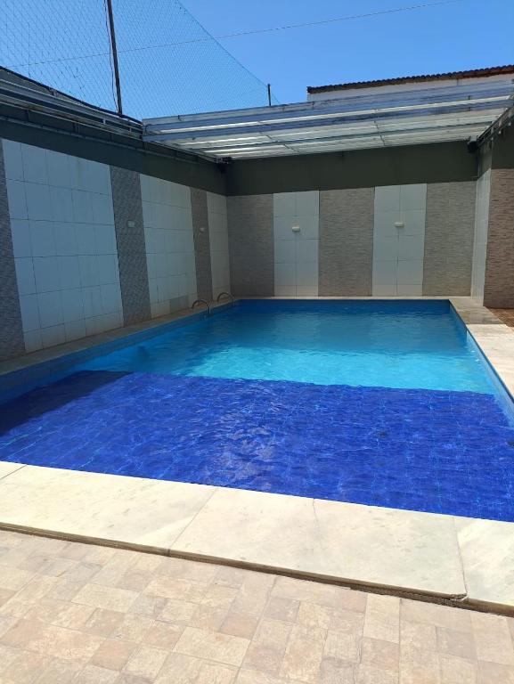 a large swimming pool with blue water at Apartamento Arcoverde 02 in Arcoverde