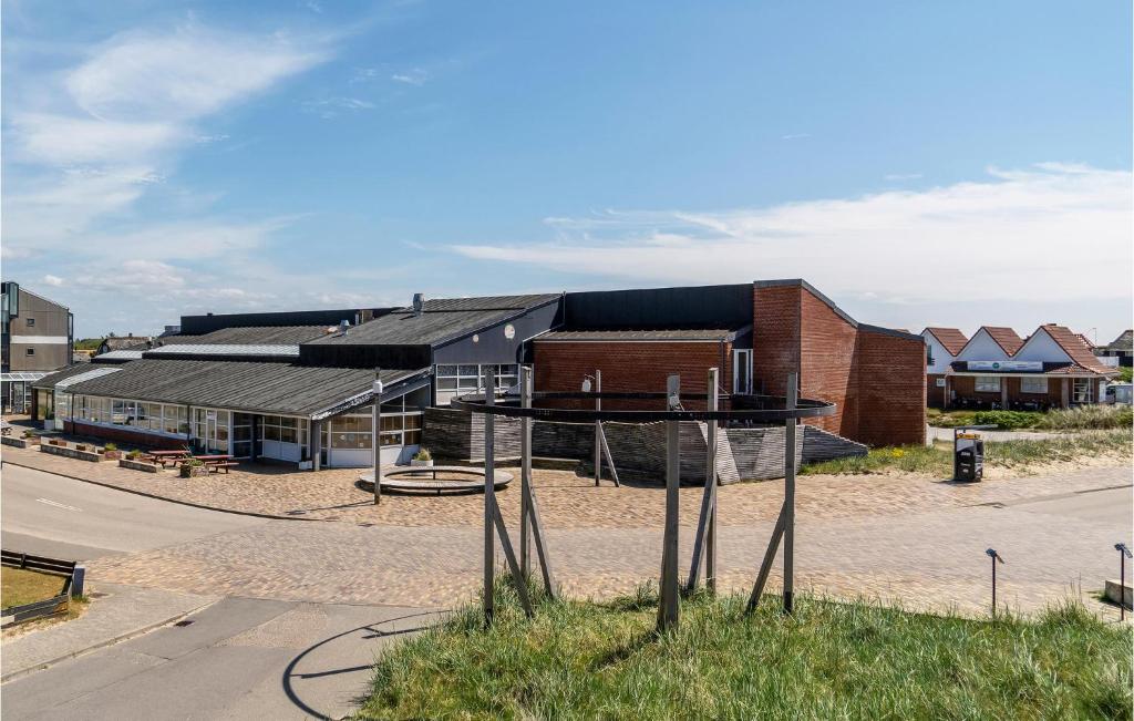 un edificio con un aro de baloncesto delante de él en Fanø Bad, Værelse 26, en Fanø