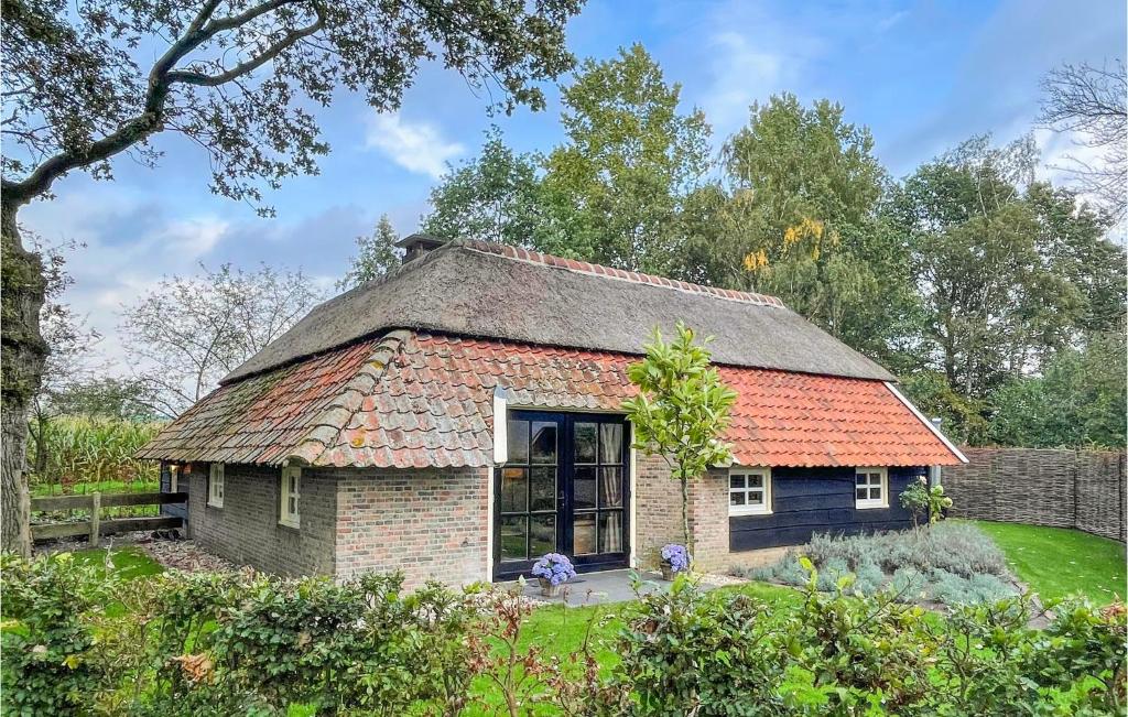 Κήπος έξω από το Gorgeous Home In Hellendoorn With Sauna