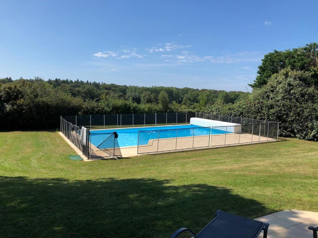 une piscine au milieu d'une cour dans l'établissement Maison familiale avec piscine, à Pénestin