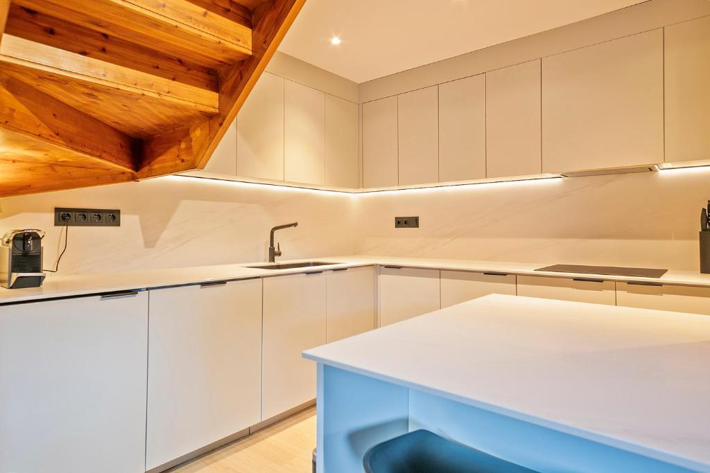 Kuchyň nebo kuchyňský kout v ubytování Luderna - Dúplex con terraza Laveja