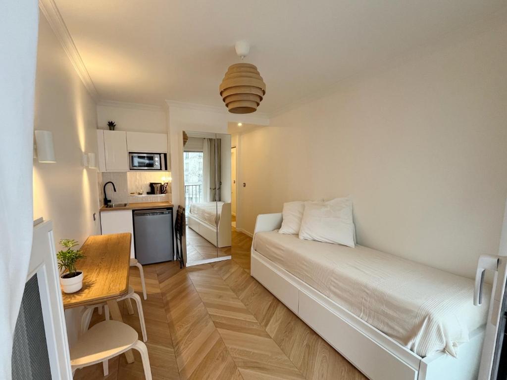 Ce petit appartement comprend un lit et une cuisine. dans l'établissement Denfert Rochereau -Cozy and pleasant stay with terrace, à Paris