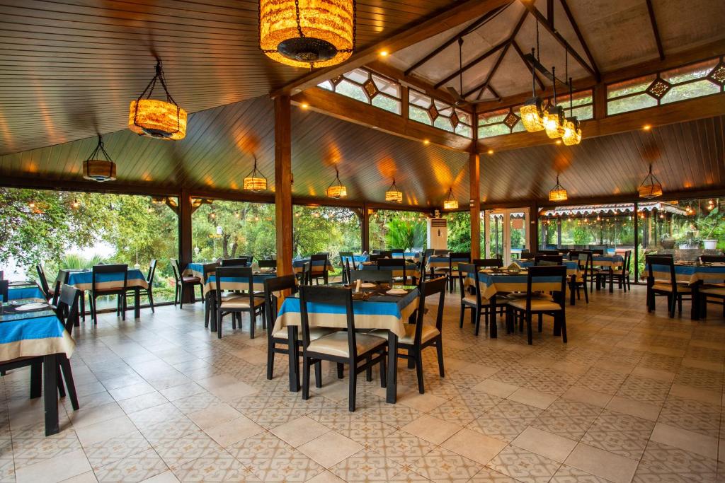 Restaurace v ubytování Stone Water Eco Resort