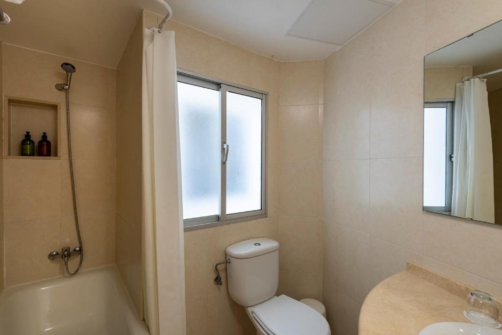 Koupelna v ubytování Apartamento turístico 3 habitaciones a 140m playa Caneliñas Portonovo 101