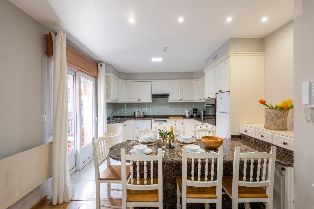 Kuchyň nebo kuchyňský kout v ubytování Apartamento turístico 3 habitaciones a 140m playa Caneliñas Portonovo 101