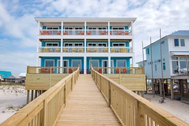 une promenade menant à un bâtiment sur la plage dans l'établissement BeachFront 5Bed EasyBreezy East, à Gulf Shores