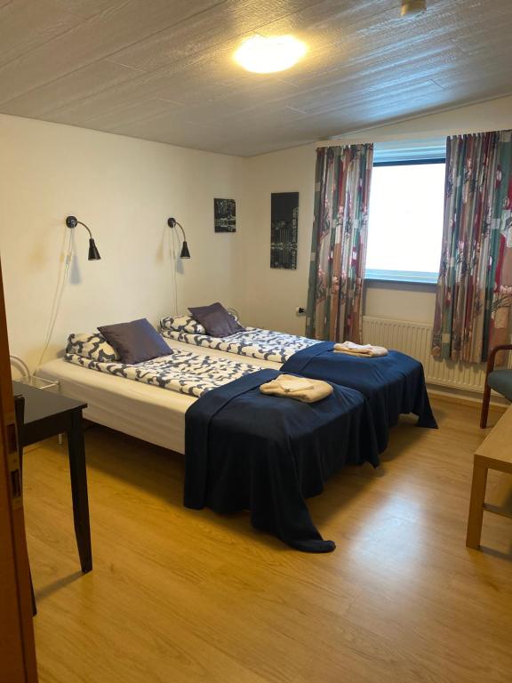 Postel nebo postele na pokoji v ubytování Grund í Grundarfirði Economy Guesthouse