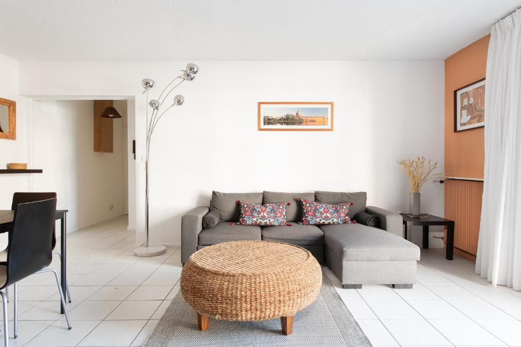 un salon avec un canapé et une table dans l'établissement T3 Centre ville à 2 pas du métro - parking gratuit, à Toulouse