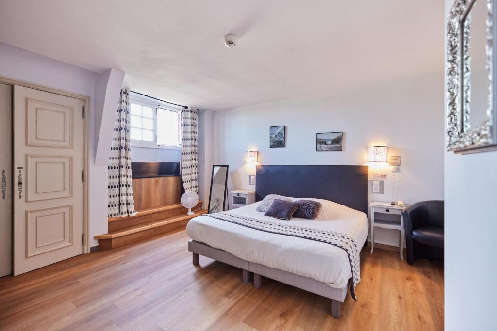 Postel nebo postele na pokoji v ubytování Hôtel Les Deux Magots
