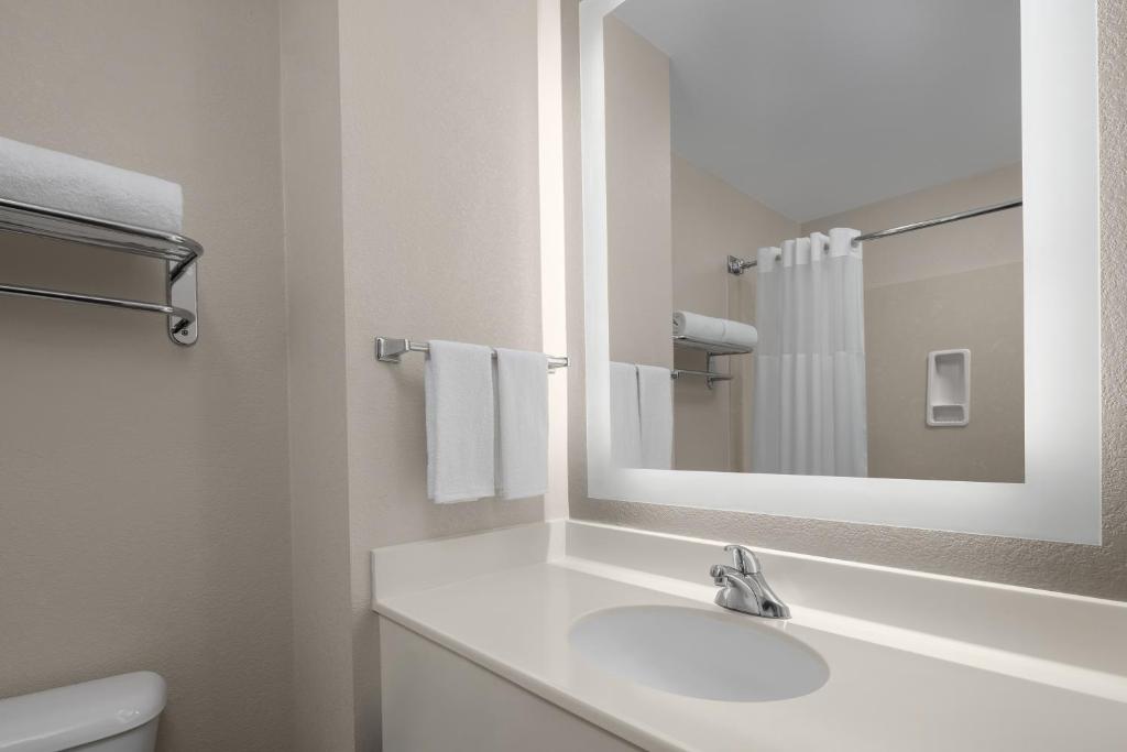Larkspur Landing Extended Stay Suites Campbell photo