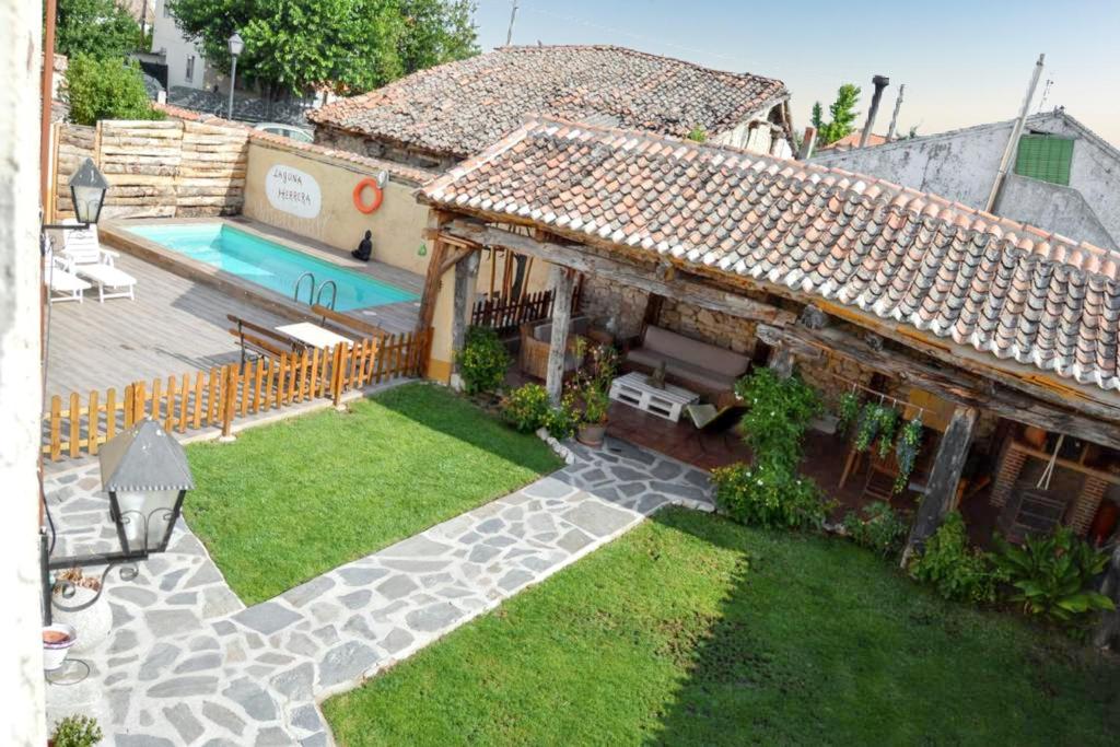Bazén v ubytovaní Spacious villa with private pool - Campo de Cuéllar alebo v jeho blízkosti