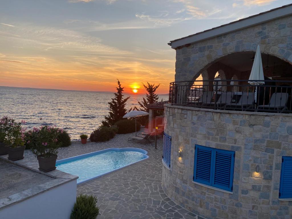 Villa Bavaria - Direkt am Meer , Kiesstrand , Pool & Whirlpool