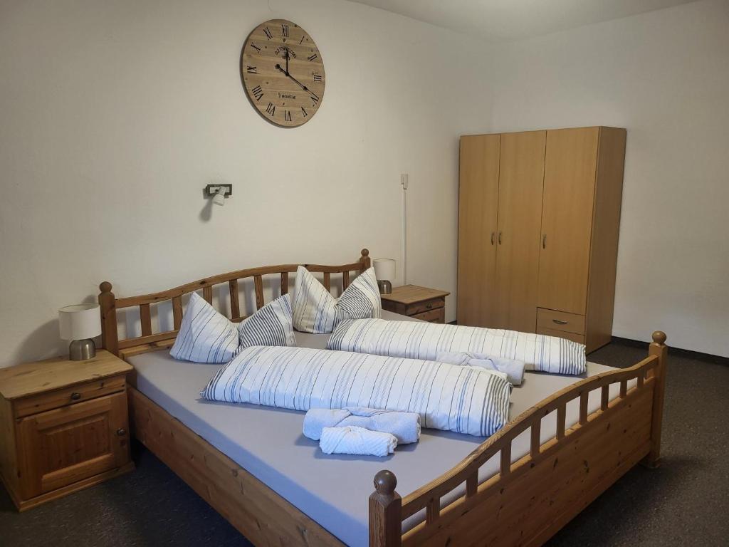 Postel nebo postele na pokoji v ubytování Gasthaus Staufenbrücke