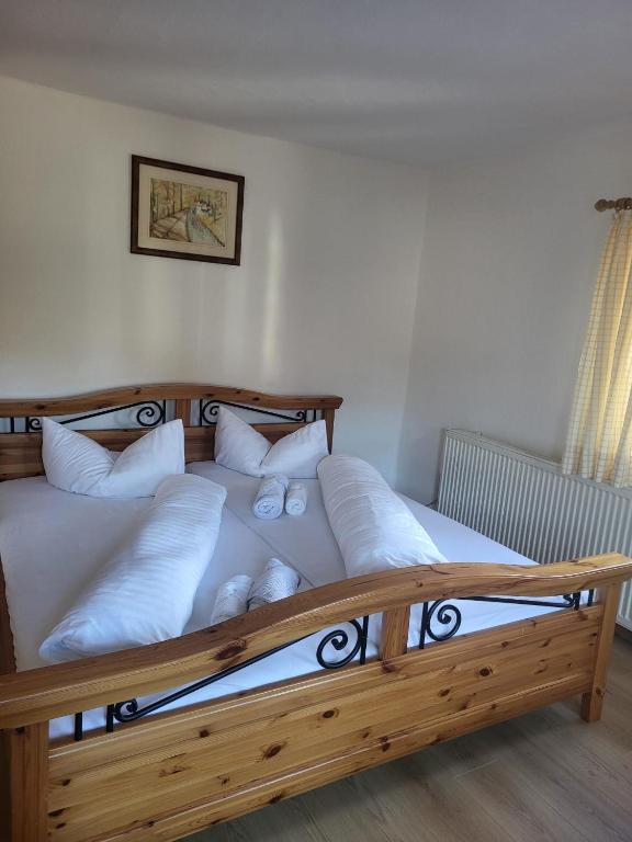 Postel nebo postele na pokoji v ubytování Gasthaus Staufenbrücke