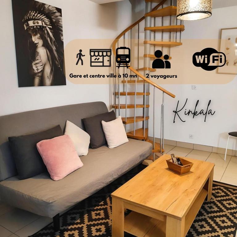 un salon avec un canapé et une table dans l'établissement Kinkala, charmant 2 pièces à 20 minutes de Paris, au Blanc-Mesnil