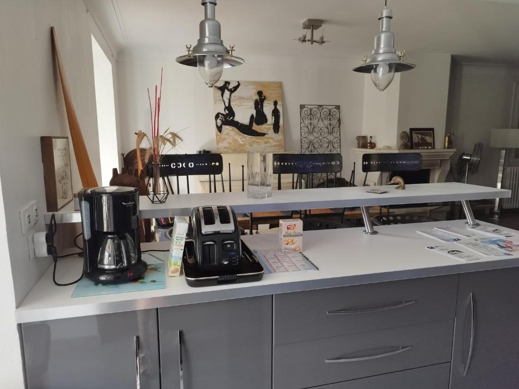 - une cuisine avec un comptoir et une cafetière dans l'établissement Maison les Sables-d'Olonne bord de mer classé 4 étoiles, à Château-dʼOlonne