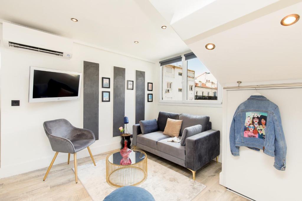 un salon avec un canapé et une chaise dans l'établissement Cosy & design à côté du Palais et des plages, à Cannes