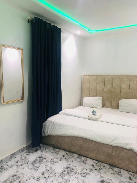 Postel nebo postele na pokoji v ubytování LAQUINTA Hotel by Juicebox